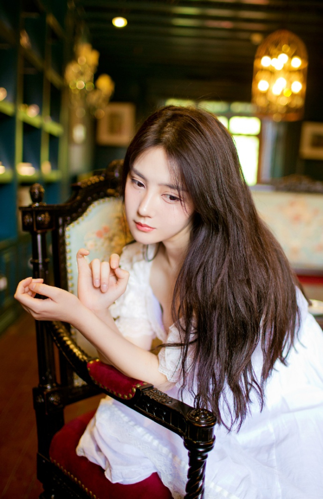 “进来吧。”吕布看了一眼地上的杯盏，摇了摇头，坐在自己的位子上向两女招了招手。